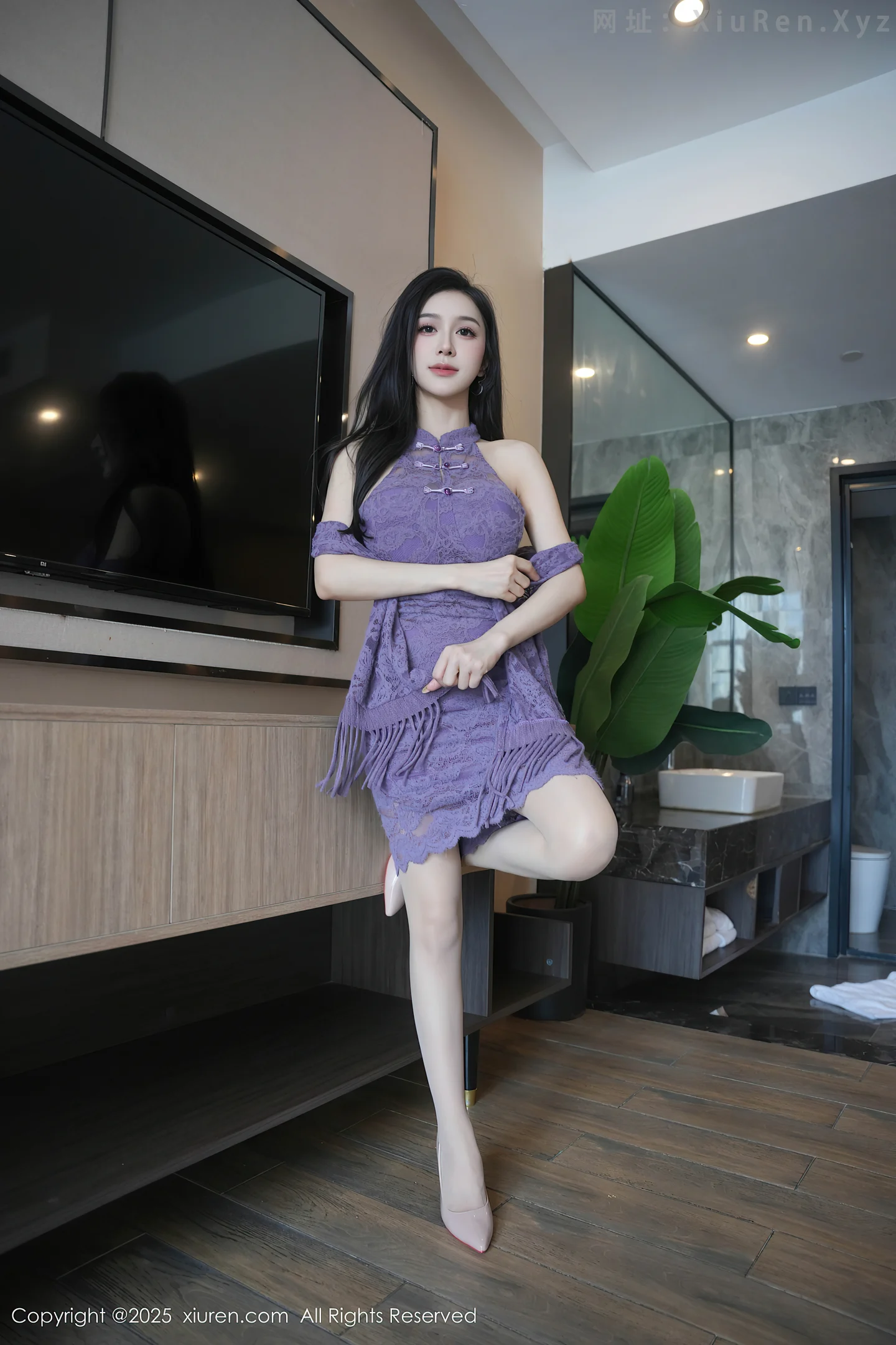 [XiuRen秀人网] VOL.10801 模特小阿娇Gill性感紫色连衣长裙配白色丝袜秀完美身材诱惑写真70P-秀人网官方网站